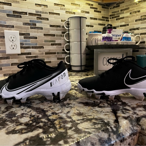 Youth Nike football cleats size 1. - Picture 4 of 9